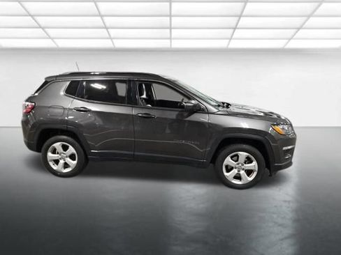 Used 2018 Jeep Compass Latitude w/ Cold Weather Group AWD/4WD image 3