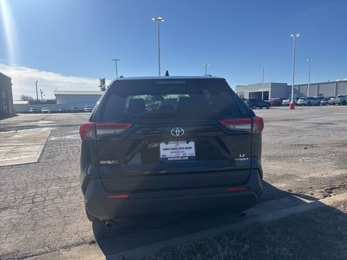 Used 2022 Toyota RAV4 LE image 5