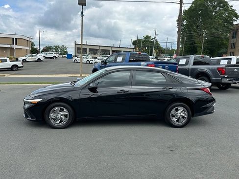 Used 2025 Hyundai Elantra SE FWD image 3