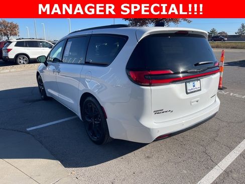 Used 2025 Chrysler Pacifica Limited image 5