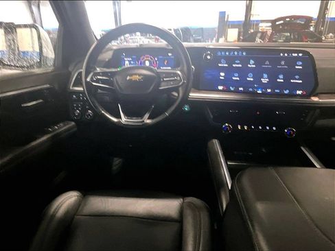 Used 2025 Chevrolet Suburban LT AWD/4WD image 18