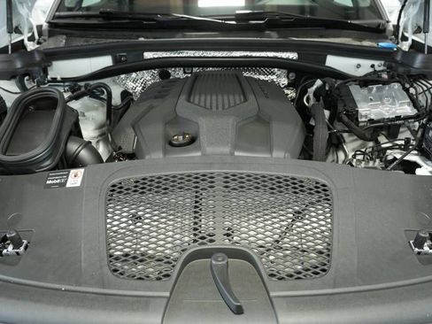 Certified 2025 Porsche Macan AWD/4WD image 30