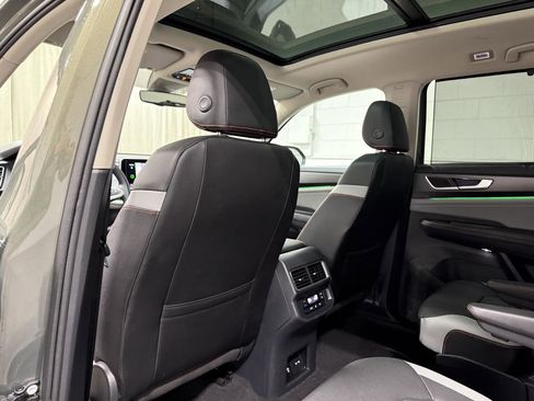 Used 2025 Volkswagen Atlas Peak Edition SE AWD/4WD image 17