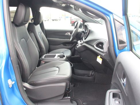 New 2026 Chrysler Pacifica Select FWD image 27