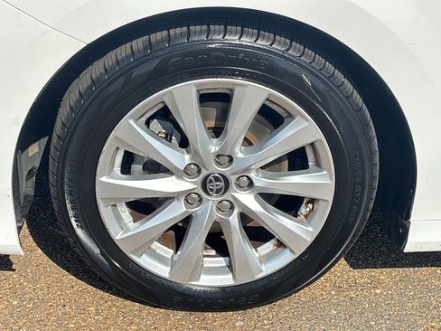 Used 2018 Toyota Camry LE image 21