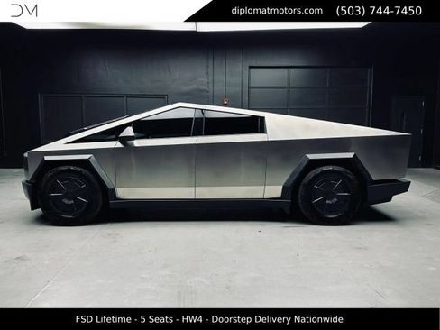 Used 2025 Tesla Cybertruck AWD Crew Cab image 4