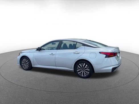Used 2025 Nissan Altima 2.5 SV FWD image 9