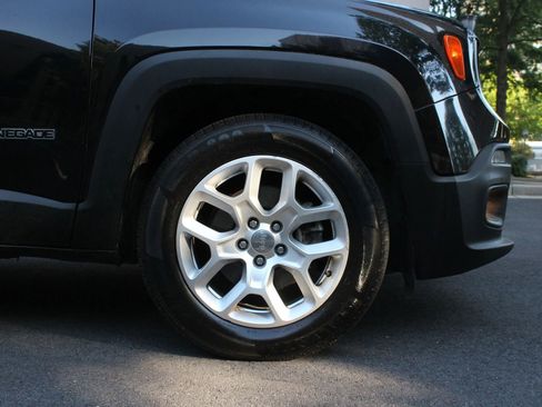 Used 2017 Jeep Renegade Latitude FWD image 4