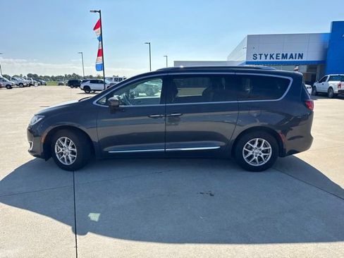 Used 2020 Chrysler Pacifica Touring-L FWD image 3