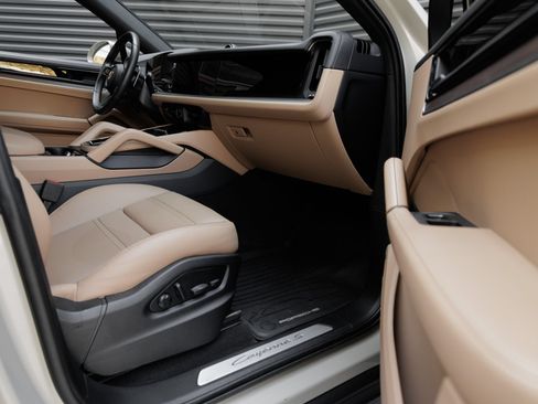 Certified 2025 Porsche Cayenne S AWD/4WD image 38