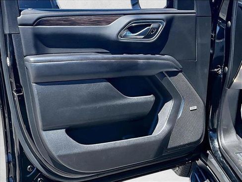Used 2022 Chevrolet Suburban LT RWD image 18