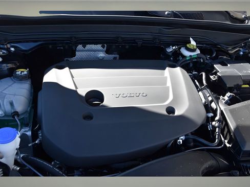 Certified 2025 Volvo XC40 B5 Plus w/ Protection Package Premier image 24