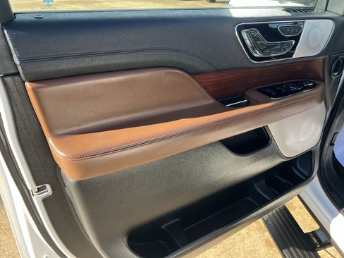 Used 2023 Lincoln Navigator Reserve AWD/4WD image 14