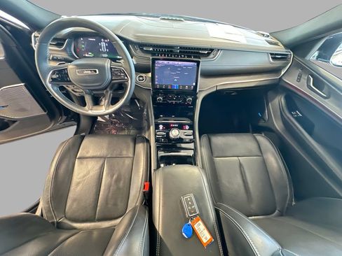 Used 2023 Jeep Grand Cherokee Overland w/ Luxury Tech Group IV AWD/4WD image 32