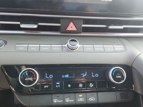Used 2024 Hyundai Elantra SEL FWD image 18
