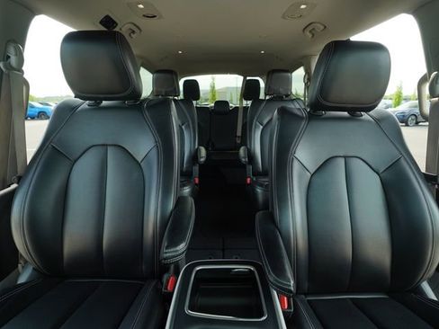 Used 2023 Chrysler Pacifica Touring-L FWD image 36