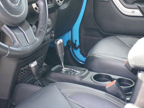 Used 2017 Jeep Wrangler Unlimited Rubicon w/ Connectivity Group image 20