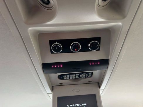 Used 2008 Chrysler Town & Country Touring image 20