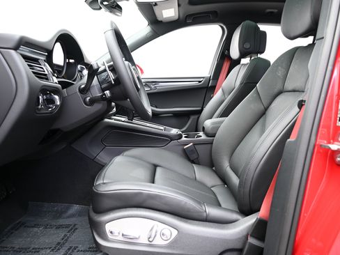 Used 2025 Porsche Macan image 39