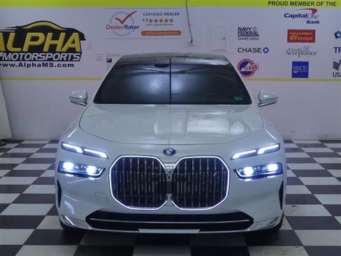 Used 2024 BMW i7 xDrive60 w/ Premium Package image 2