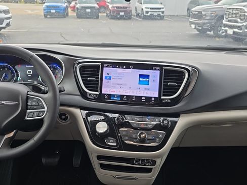 Used 2023 Chrysler Pacifica Touring-L FWD image 16