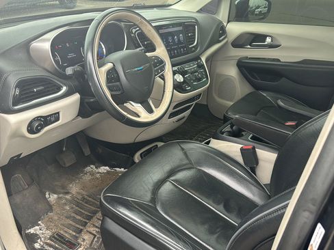 Used 2018 Chrysler Pacifica Limited FWD image 11
