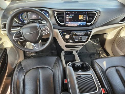 Used 2022 Chrysler Pacifica Touring-L w/ Uconnect Theater Family Group image 14