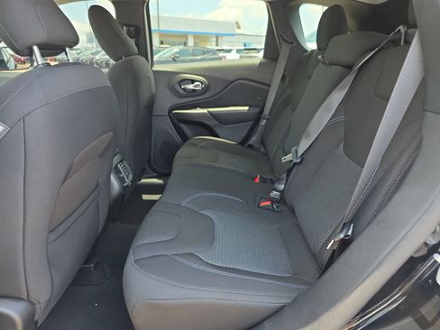 Used 2021 Jeep Cherokee Latitude FWD image 11