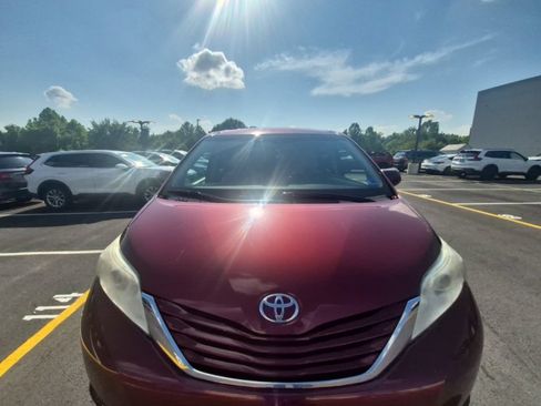 Used 2017 Toyota Sienna LE FWD image 2