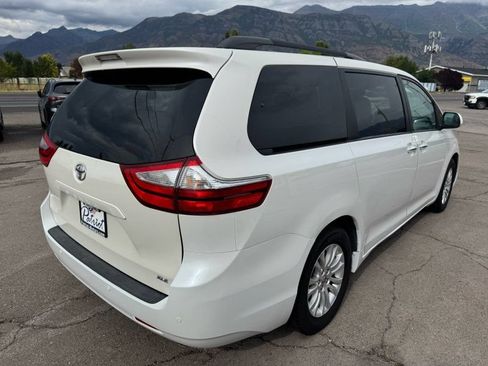 Used 2017 Toyota Sienna XLE Premium FWD image 5