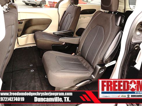 Used 2023 Chrysler Voyager LX image 15