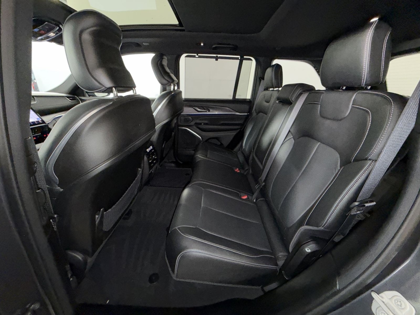Used 2023 Jeep Grand Cherokee Overland w/ Luxury Tech Group IV AWD/4WD image 25