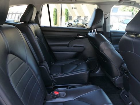 Used 2021 Toyota Highlander XLE FWD image 27