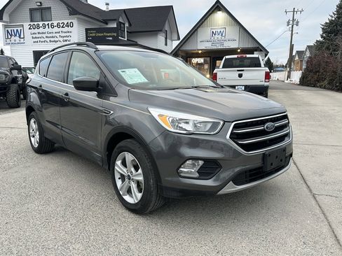 Used 2017 Ford Escape SE w/ Equipment Group 201A image 1
