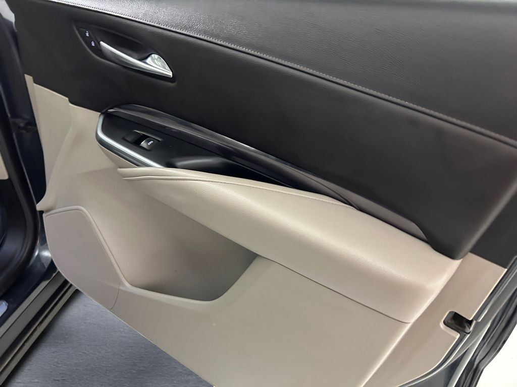 Used 2021 Cadillac XT4 Luxury w/ Cold Weather Package FWD image 15