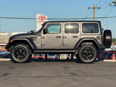Used 2018 Jeep Wrangler Unlimited Sahara w/ Safety Group AWD/4WD image 8