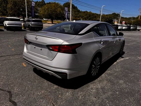 Used 2025 Nissan Altima 2.5 SV FWD image 7