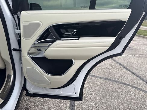 Used 2025 Land Rover Range Rover SE image 17