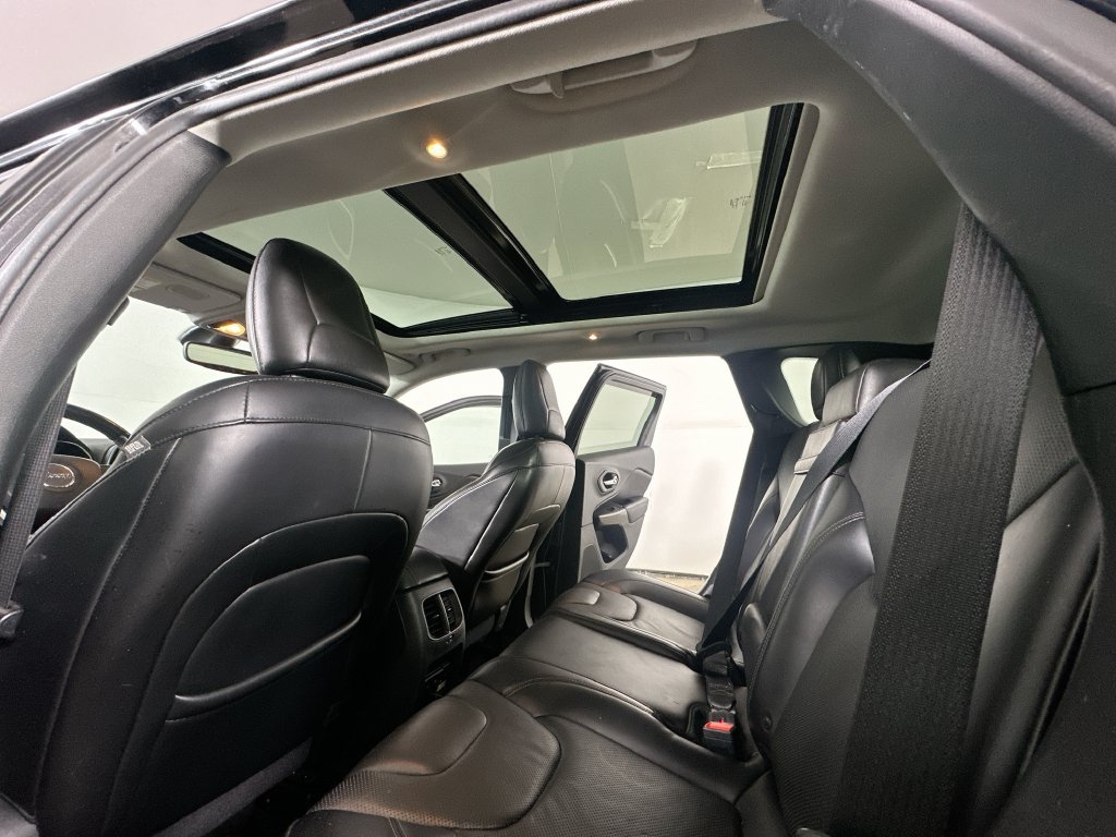 Used 2019 Jeep Cherokee Limited AWD/4WD image 15