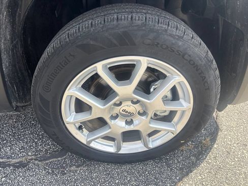 Used 2023 Jeep Renegade Latitude AWD/4WD image 11