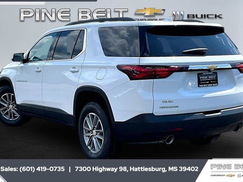 Used 2023 Chevrolet Traverse LT FWD image 2