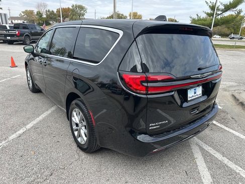 New 2026 Chrysler Pacifica Select image 23