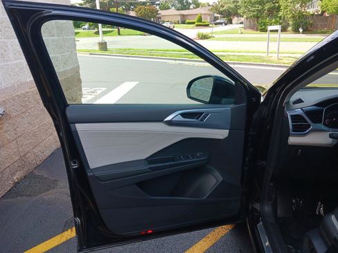 New 2025 Volkswagen Taos SEL image 10