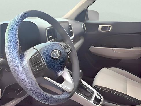 Used 2020 Hyundai Venue SEL image 29