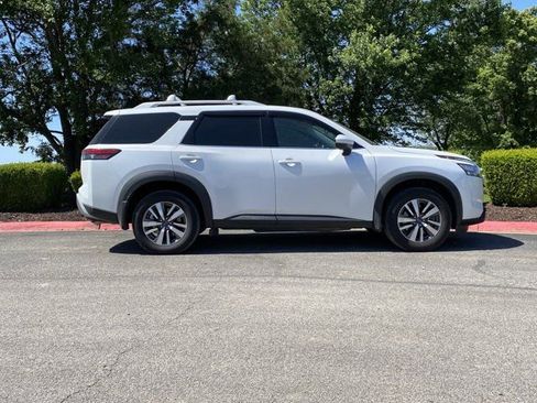 Used 2025 Nissan Pathfinder SL AWD/4WD image 2
