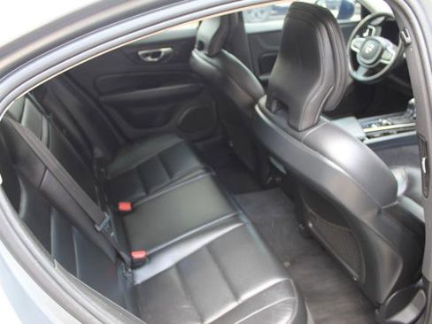 Used 2021 Volvo S60 T5 Momentum image 31