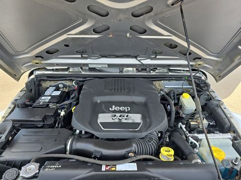 Used 2013 Jeep Wrangler Unlimited Sahara w/ Dual Top Group AWD/4WD image 26