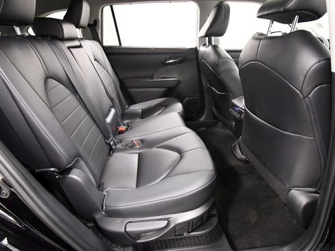 Used 2023 Toyota Highlander XLE AWD/4WD image 18