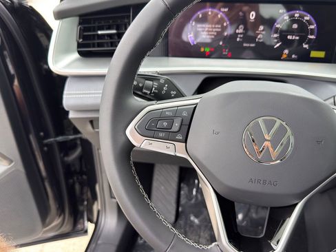 New 2026 Volkswagen Tiguan SE FWD image 16