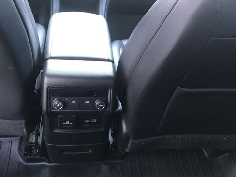 Used 2023 GMC Acadia SLT AWD/4WD image 16